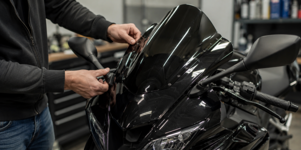 Peut-on teinter ou fumer une bulle de moto ?